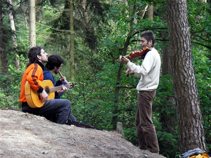 Muziceren in het bos achter de camping